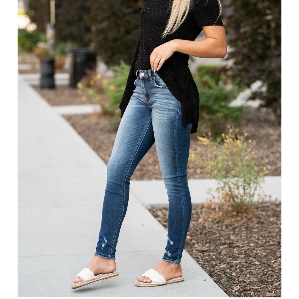 KanCan Estilo mid-waisted skinny jeans with distressed accents.  Size 0/23